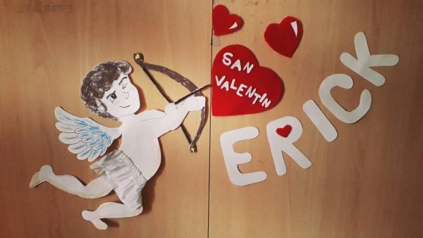 Manualidad de Cupido lanzando su flecha 