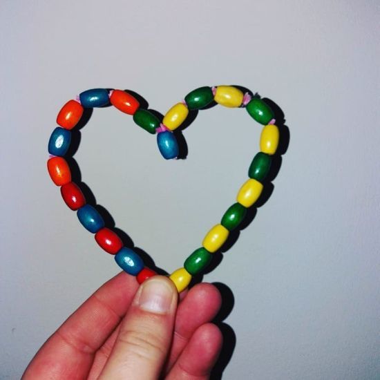 Corazón hecho de cuentas de color