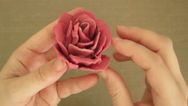 Mejores ideas para hacer flores con carton de huevo rosa 