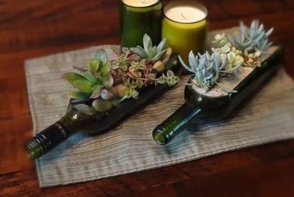 Ideas de decoracion con botellas de cristal recicladas botellas bandeja flores 