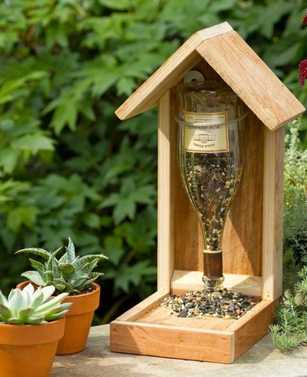 Ideas de decoracion con botellas de cristal recicladas comedero pajaros 